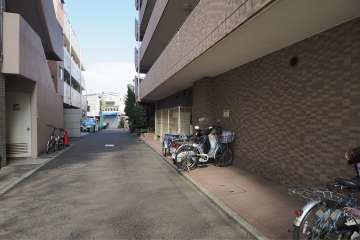敷地西側の前面道路