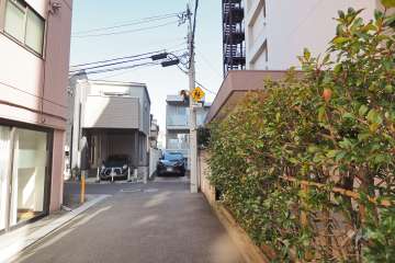 敷地西側の前面道路