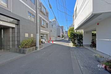敷地の西側前面道路（北側から）