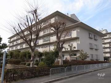 日商岩井多田マンション南棟の外観（南東側から）