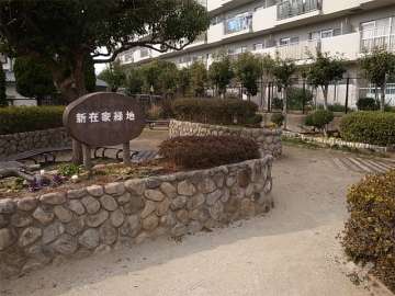 敷地の南側に新在家緑地があります。