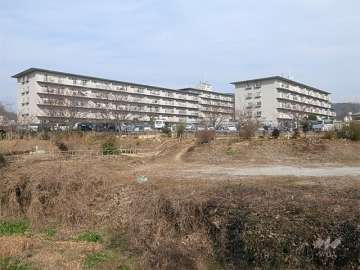 日商岩井多田マンション全体（南西側から）