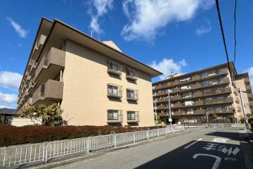 日商岩井多田マンション南棟と北棟の外観（南東側から）