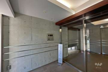 エントランスはオートロック付きです。