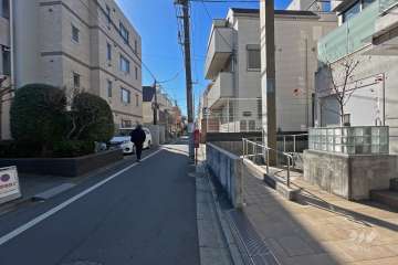 敷地東側の前面道路（北側から）