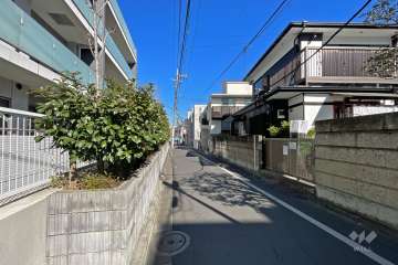 敷地東側の前面道路（南側から）