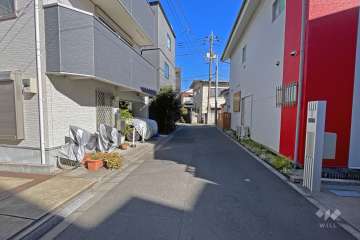 敷地の北側前面道路（東側から）