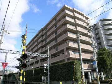 敷地の西側には能勢電鉄が走っています。