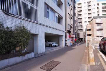 敷地東側の前面道路（南側から）