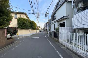 敷地北側の前面道路