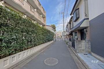 敷地の南側前面道路（西側から）