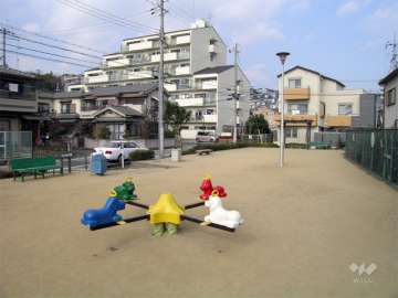 周辺は一戸建て中心の静かな住宅地。南東側に公園があります。