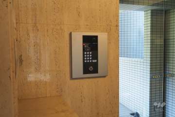 エントランスはオートロック付きです。