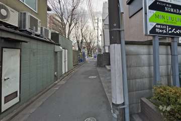 敷地東側の前面道路（北側から）