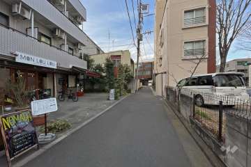 敷地東側の前面道路（南側から）