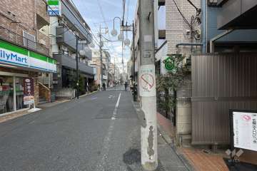 敷地の西側前面道路（南側から）