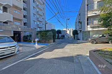 敷地の北側前面道路（東側から）