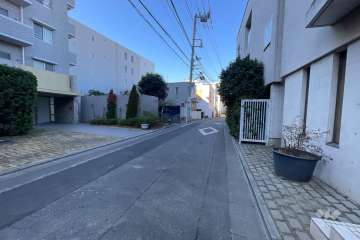 敷地の北側前面道路（東側から）