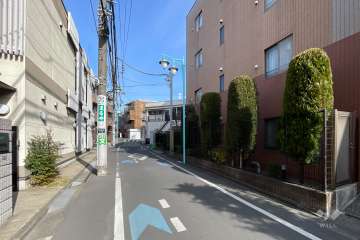 敷地の南側前面道路（東側から）