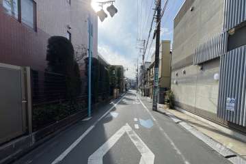 敷地の東側前面道路（南側から）