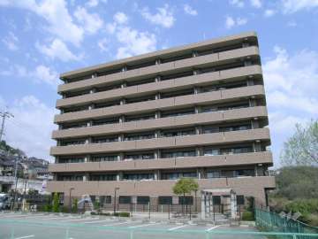 ライオンズマンション川西滝山の外観（南側から）