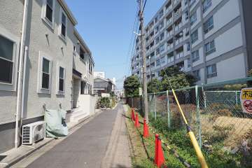 敷地西側の前面道路