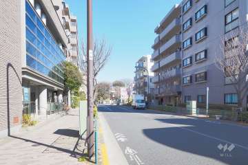 敷地西側の前面道路