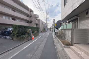 敷地北側の前面道路（東側から）