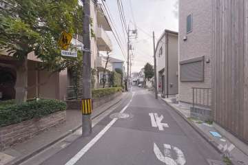 敷地西側の前面道路（北側から）