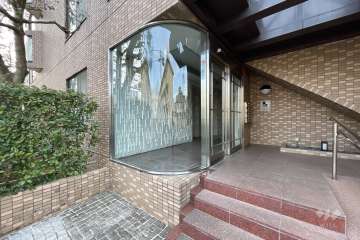 エントランスはオートロック付きです。