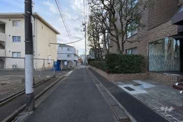 敷地の東側前面道路（北側から）