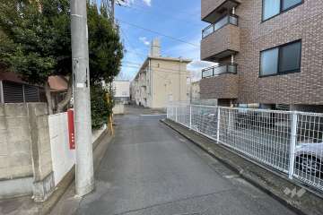 敷地の北側前面道路（西側から）