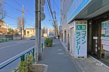 敷地の北東側前面道路は早稲田通りです（北西側から）。
