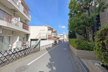 敷地南側の前面道路（西側から）