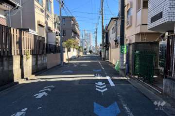 敷地の北東側前面道路（北西側から）