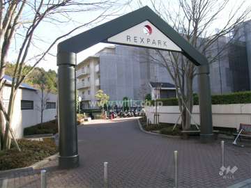 アーチが付いた敷地入口