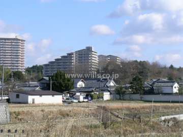 周辺は田畑や山林が広がるのどかな環境です。