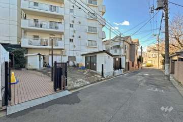 敷地北西側の前面道路（北東側から）