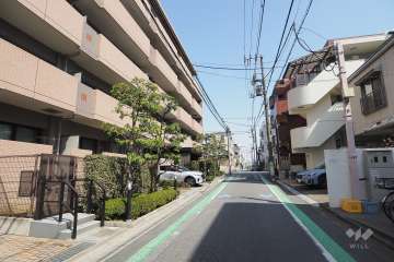 敷地南側の前面道路