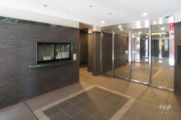 エントランスはオートロック付きです。