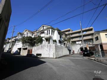 サンクタス川西向陽台の遠景。周辺は一戸建てが中心に立ち並ぶ閑静な住宅地。