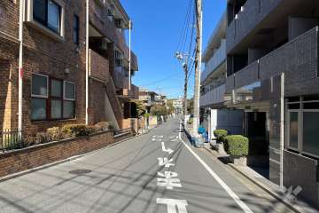 敷地西側の前面道路