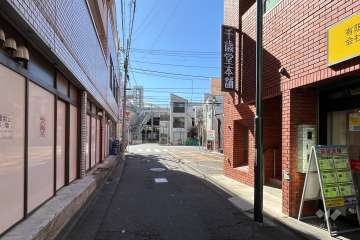 敷地の東側前面道路（北側から）