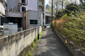 敷地西側の前面道路（北側から）