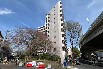 シャトレ明大前の外観（南西側から）