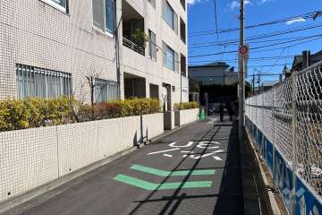 敷地南側の前面道路