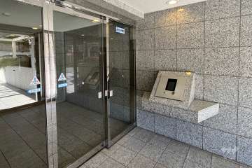 エントランスはオートロック付きです。