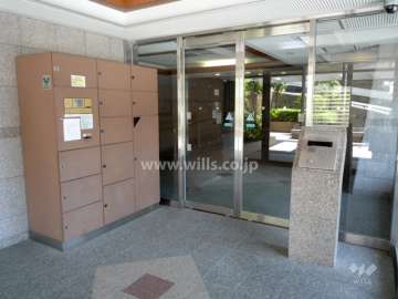 エントランスにはオートロックと宅配ボックスが設置されています。