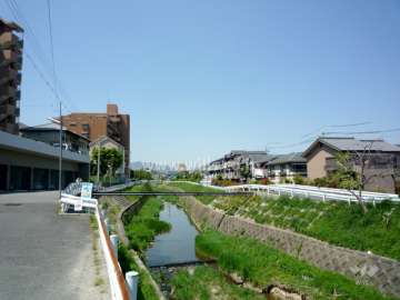 敷地の北側には最明寺川が流れています。
