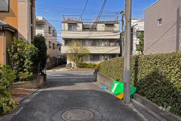 敷地西側の前面道路（南側から）